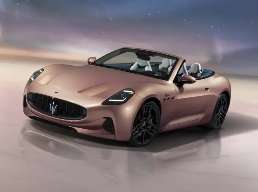 Representación conceptual de un vehículo eléctrico de Maserati con elementos tecnológicos de origen chino y diseño tradicional italiano