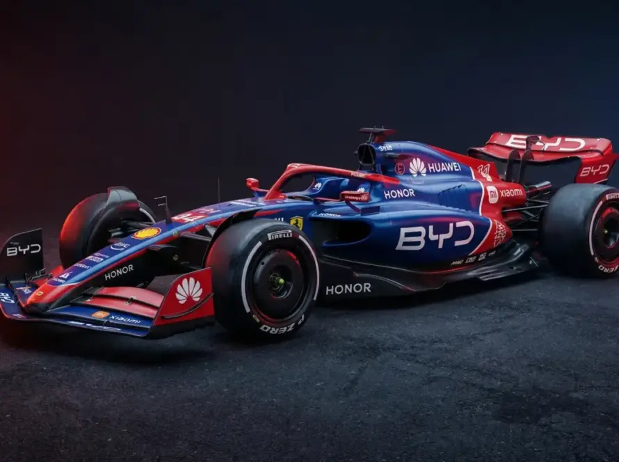 Logotipo de BYD junto al símbolo oficial de la Fórmula 1 en referencia a su posible ingreso como 12° equipo