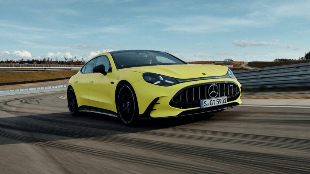 Nuevo Mercedes-AMG GT 4 Door Coupé eléctrico en vista lateral, diseño deportivo y líneas aerodinámicas