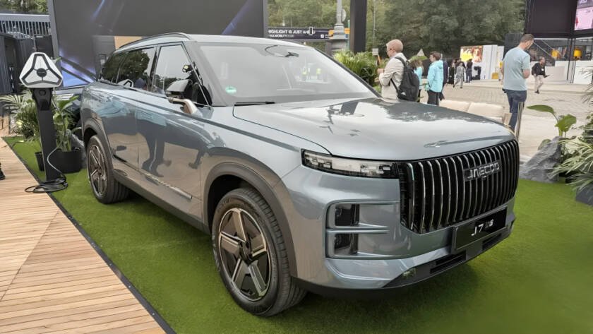 Comparativa de los mejores vehículos híbridos enchufables 2026 con BYD, MG y Ford en exposición