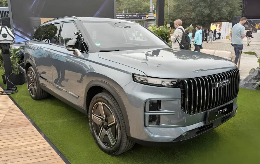 Comparativa de los mejores vehículos híbridos enchufables 2026 con BYD, MG y Ford en exposición