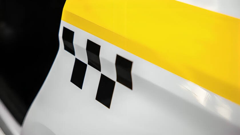 Taxi Lada circulando en una ciudad rusa, marca más popular de taxis en Rusia