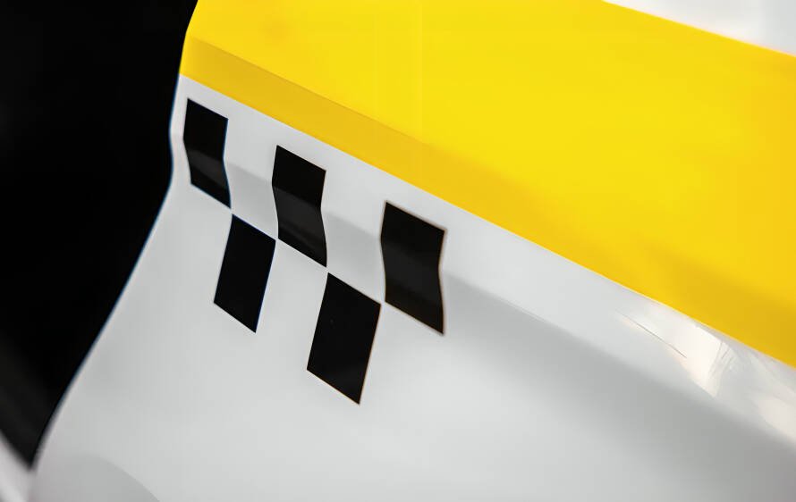 Taxi Lada circulando en una ciudad rusa, marca más popular de taxis en Rusia