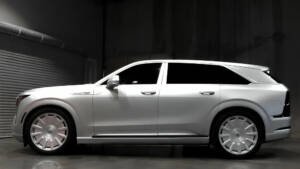 Cadillac Escalade IQL con vinilo plateado mate y llantas Giovanna Panik a juego, preparado por DESIGNBYTMW (