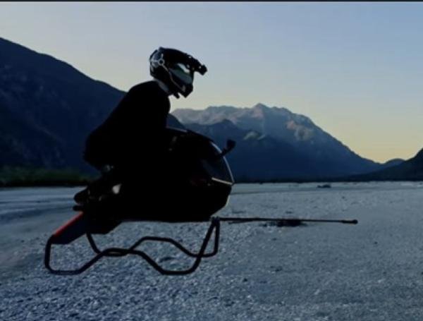 Vista lateral de la primera moto voladora inspirada en Star Wars, con diseño aerodinámico y estructura sin hélices visibles