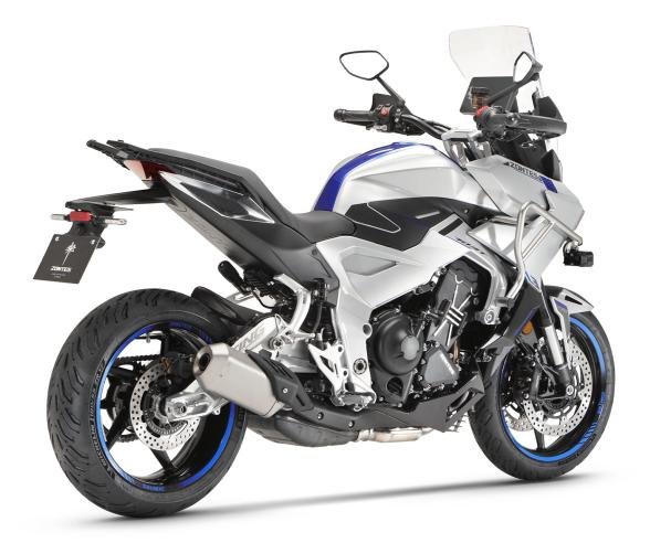 Vista frontal y lateral de la nueva Zontes 703T, moto trail crossover tricilíndrica con diseño moderno y equipamiento completo