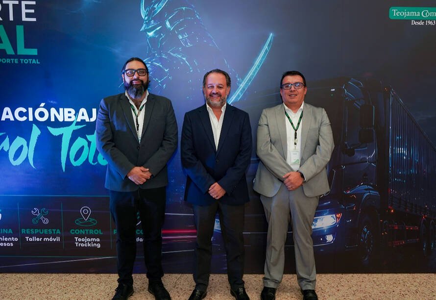 Directivos de Teojama Comercial presentando el programa Soporte Total para transporte pesado en Ecuador