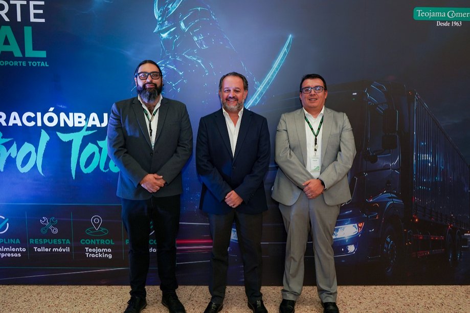 Directivos de Teojama Comercial presentando el programa Soporte Total para transporte pesado en Ecuador