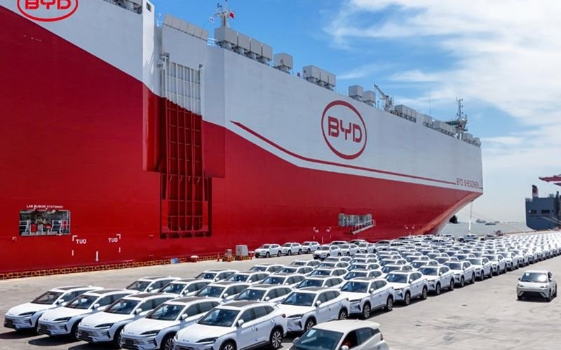 Logotipos de marcas chinas BYD, MG y vehículos eléctricos exportados