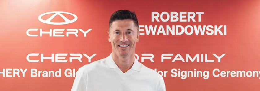 Ceremonia de presentación donde Robert Lewandowski recibe las llaves de un vehículo CHERY TIGGO9 CSH, junto a directivos de la marca en Barcelona