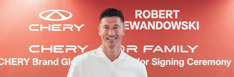 Ceremonia de presentación donde Robert Lewandowski recibe las llaves de un vehículo CHERY TIGGO9 CSH, junto a directivos de la marca en Barcelona