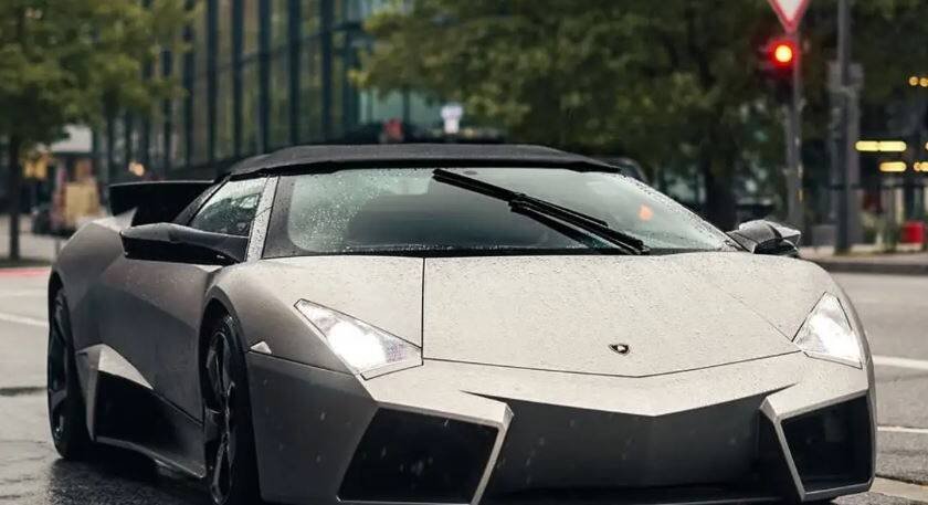 Lamborghini Reventón Roadster con capota negra circulando bajo la lluvia en Hamburgo
