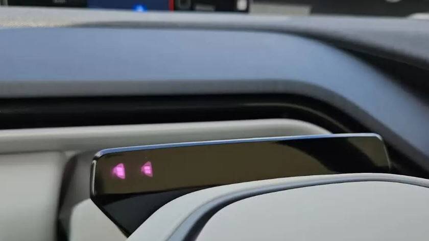 Cinturón de seguridad inteligente Volvo EX60 2027 ajustando tensión en habitáculo eléctrico