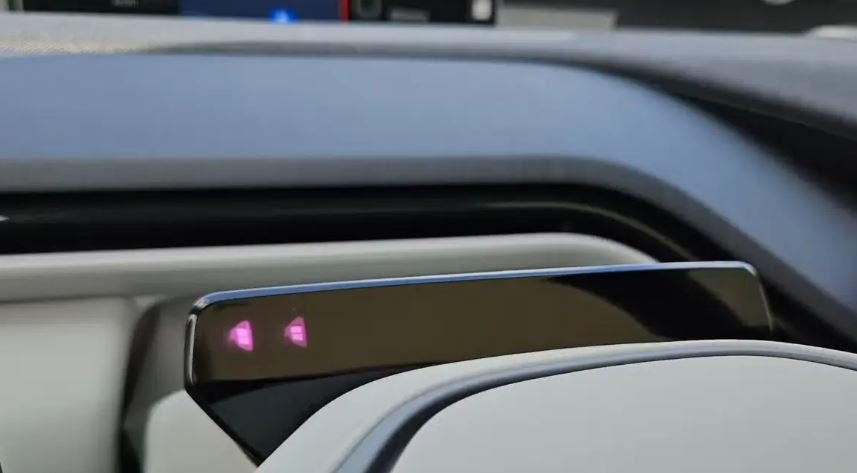 Cinturón de seguridad inteligente Volvo EX60 2027 ajustando tensión en habitáculo eléctrico