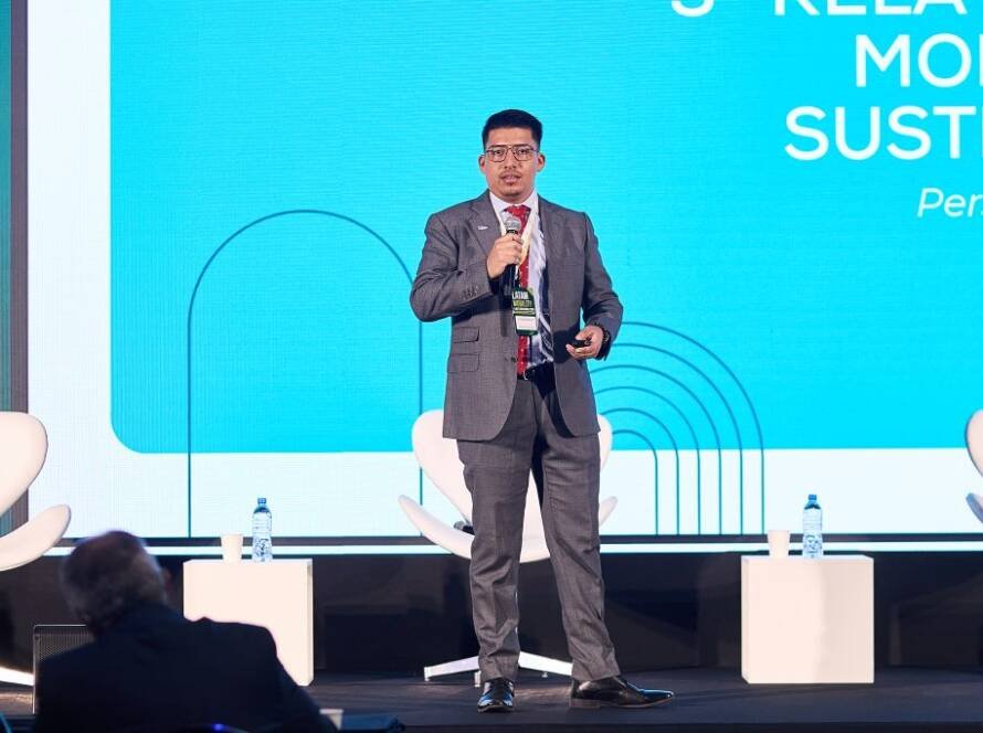 Gráfico de crecimiento de la venta de vehículos eléctricos en Brasil por EvolvX en 2025, con Ronaldo Sandoval presentando en Latam Mobility.