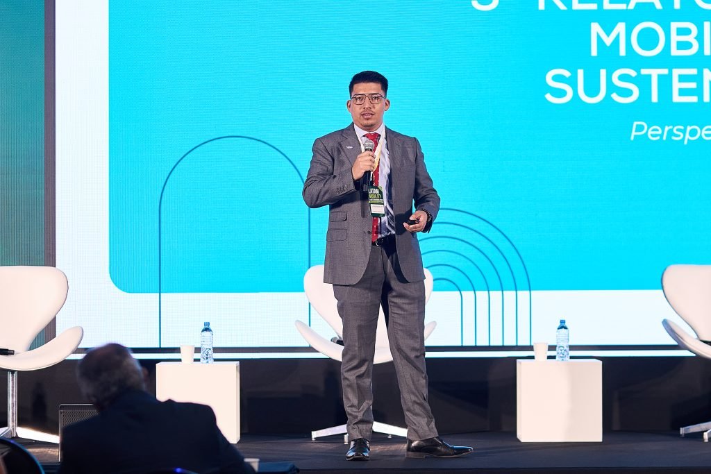 Gráfico de crecimiento de la venta de vehículos eléctricos en Brasil por EvolvX en 2025, con Ronaldo Sandoval presentando en Latam Mobility.
