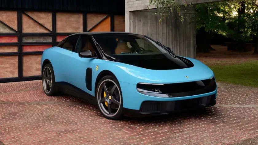 Vista frontal del Ferrari Luce, el primer automóvil eléctrico de la historia de Ferrari