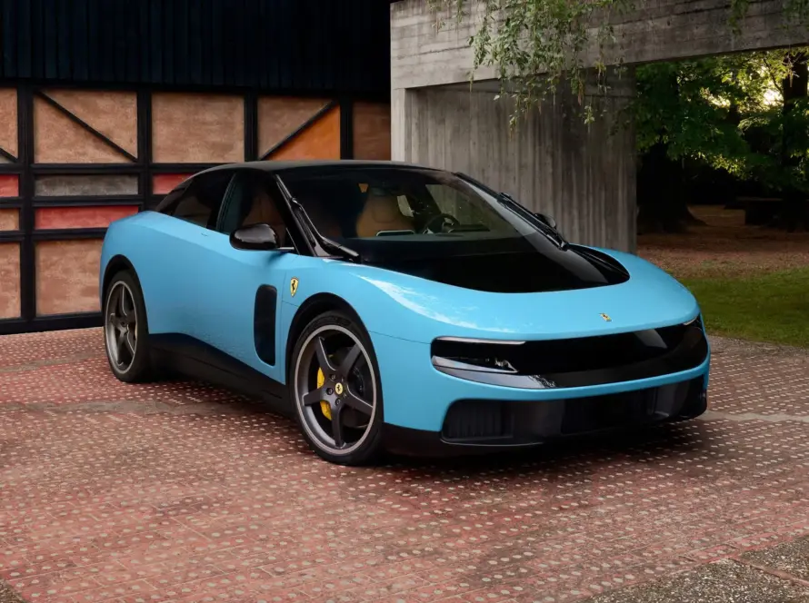 Vista frontal del Ferrari Luce, el primer automóvil eléctrico de la historia de Ferrari