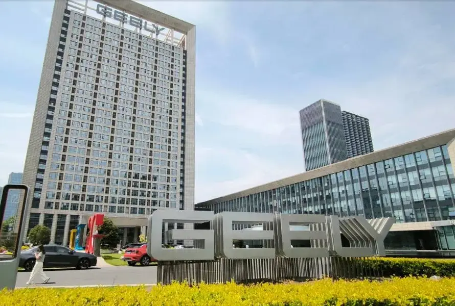 Geely Auto lidera el mercado chino de automóviles, con un gráfico de ventas en ascenso y vehículos de nueva energía en exhibición