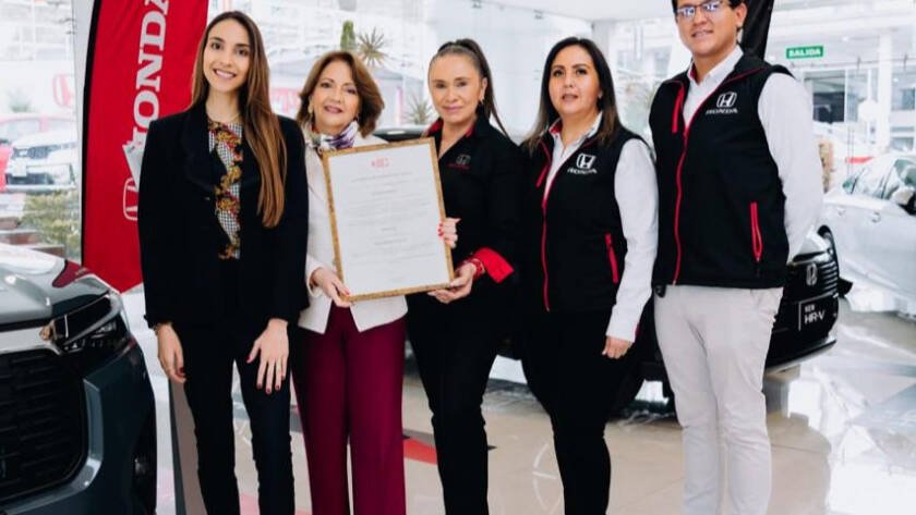 Equipo directivo de Recordmotor en evento de reconocimiento al mercado automotor en Ecuador