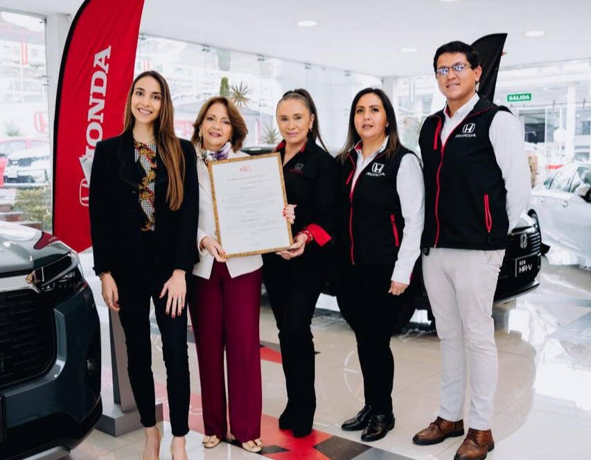 Equipo directivo de Recordmotor en evento de reconocimiento al mercado automotor en Ecuador