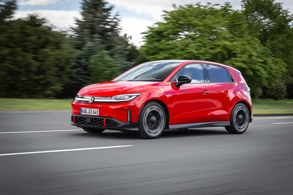 Vista frontal del Volkswagen ID. Polo GTI, modelo eléctrico deportivo presentado por la marca alemana, con diseño moderno y detalles característicos de la línea GTI