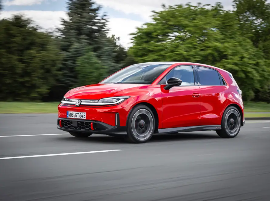 Vista frontal del Volkswagen ID. Polo GTI, modelo eléctrico deportivo presentado por la marca alemana, con diseño moderno y detalles característicos de la línea GTI