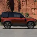 Lanzamiento exclusivo: El Land Rover Defender 90 Sedona Red llega en serie limitada
