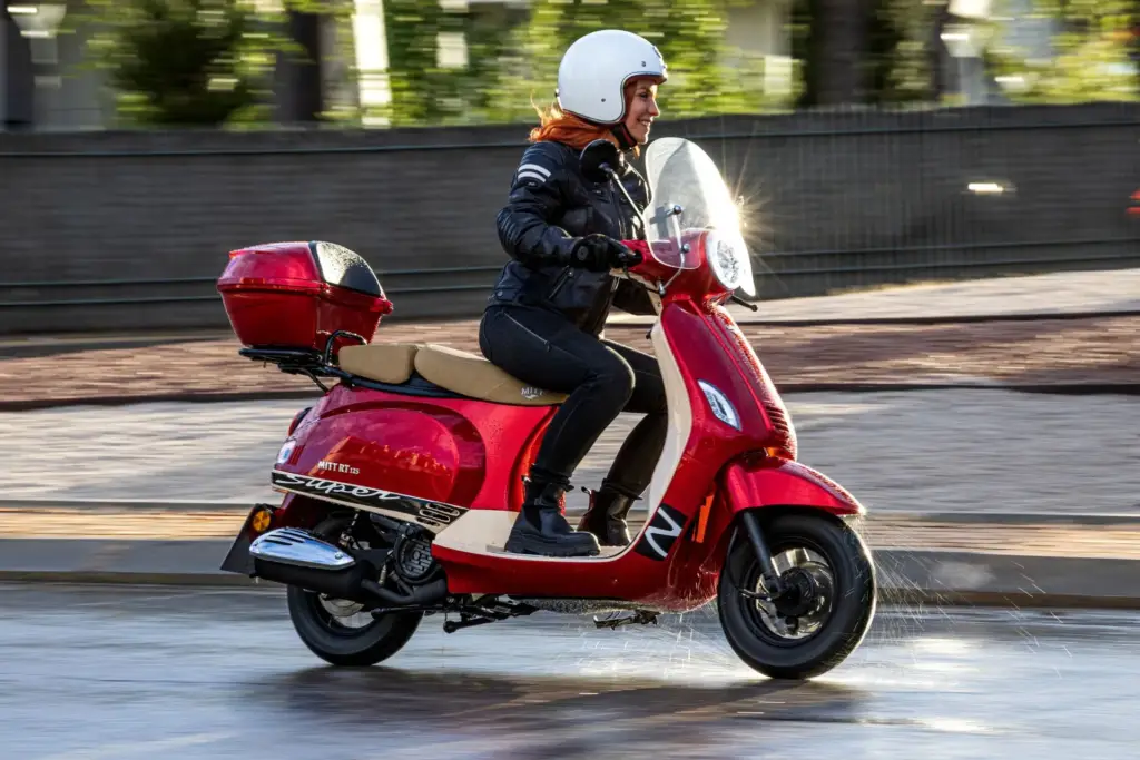 Scooter española Mitt RT con diseño retro e inspiración Vespa en color blanco, ideal para movilidad urbana