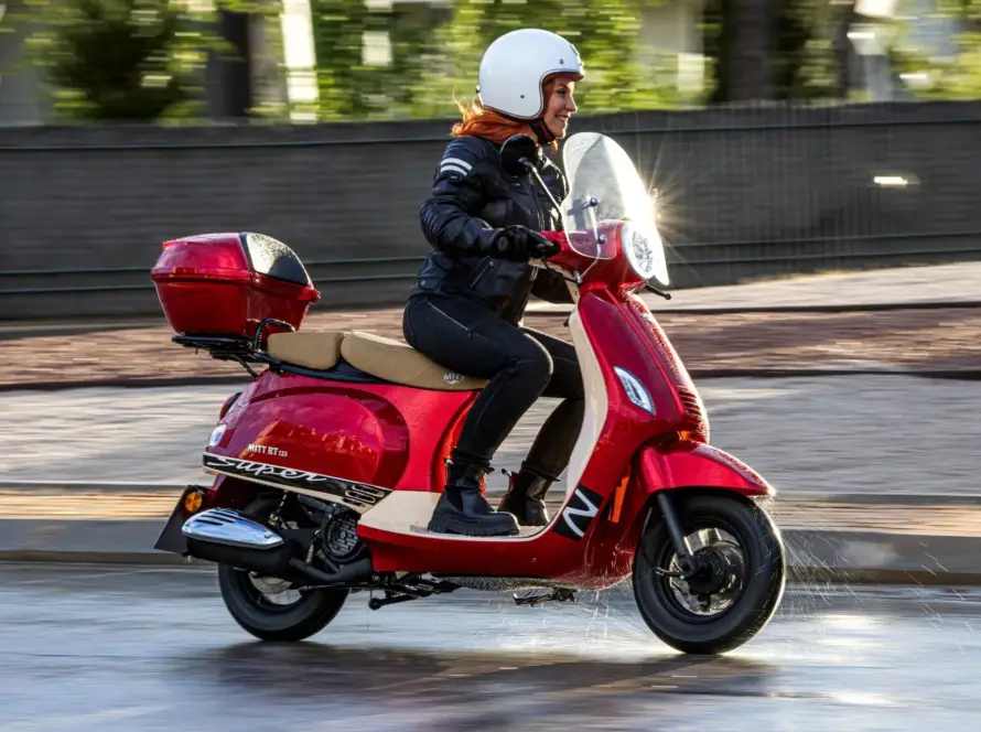 Scooter española Mitt RT con diseño retro e inspiración Vespa en color blanco, ideal para movilidad urbana
