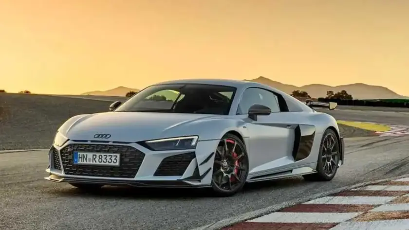 Vista lateral del nuevo Audi R8, superdeportivo híbrido con motor V8 derivado de tecnología Lamborghini, diseño deportivo y líneas aerodinámicas