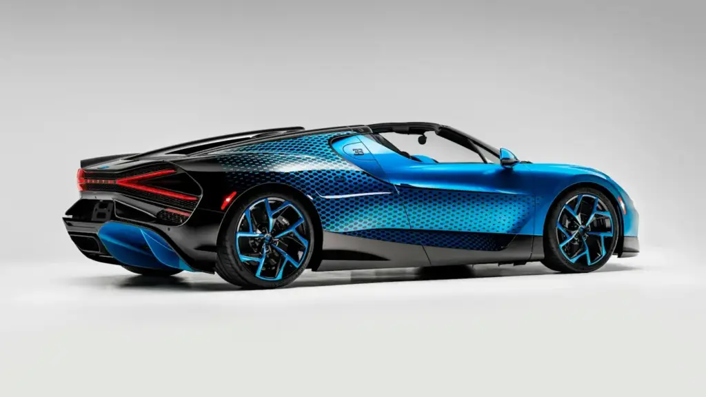 Bugatti W16 Mistral Fly Bug estacionado, mostrando su pintura Dragonfly Blue y el patrón elíptico en la carrocería, con detalles que reflejan la inspiración en libélulas