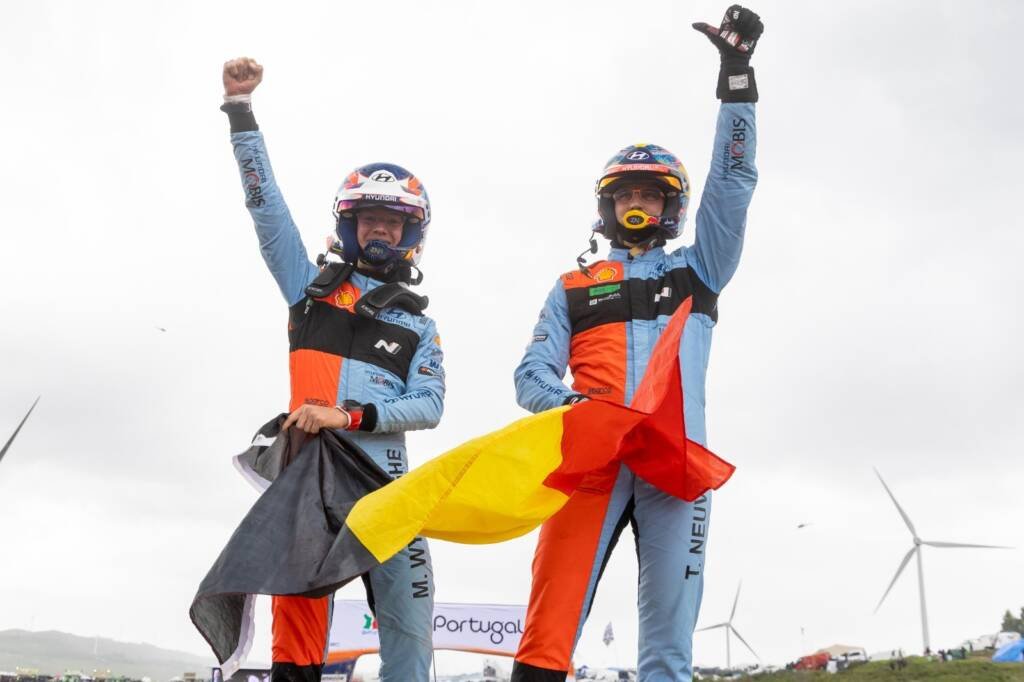 Thierry Neuville y Martijn Wydaeghe celebran victoria en Rally de Portugal 2026 con Hyundai i20 N Rally1
