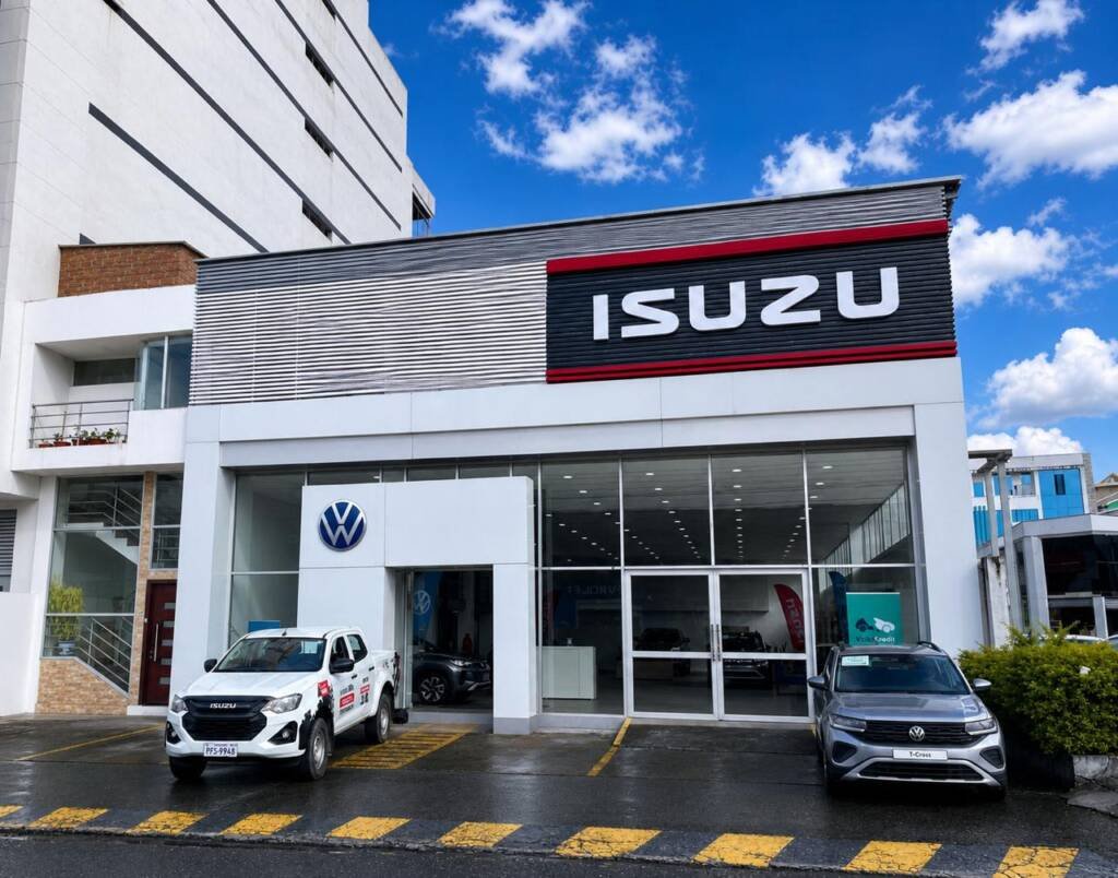 Fachada del concesionario Isuzu en Loja ubicado en Av. Isidro Ayora, Ecuador