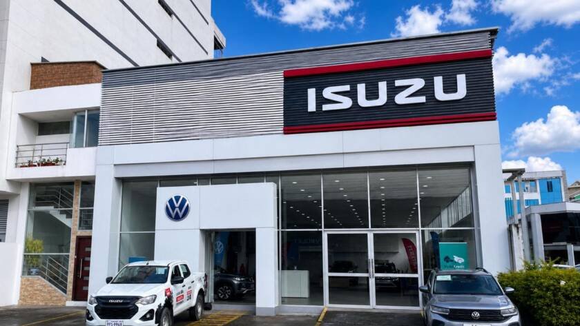 Fachada del concesionario Isuzu en Loja ubicado en Av. Isidro Ayora, Ecuador
