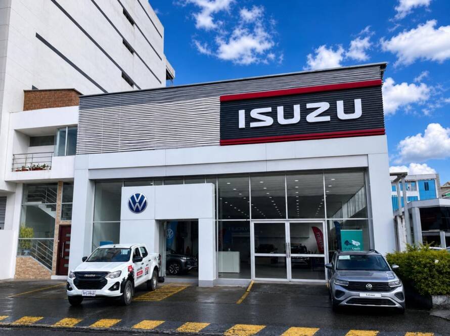 Fachada del concesionario Isuzu en Loja ubicado en Av. Isidro Ayora, Ecuador