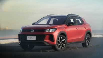 Vehículo Volkswagen circulando en carretera con enfoque en conducción eficiente y ahorro de combustible