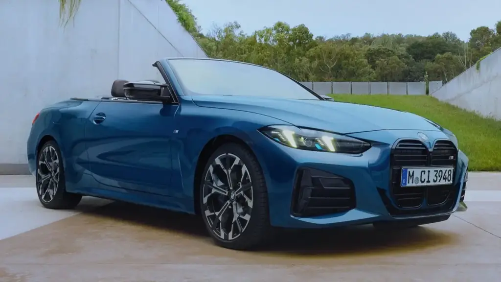 BMW M440i Convertible azul descapotado, con llantas de 19 pulgadas y parrilla de riñón en primer plano
