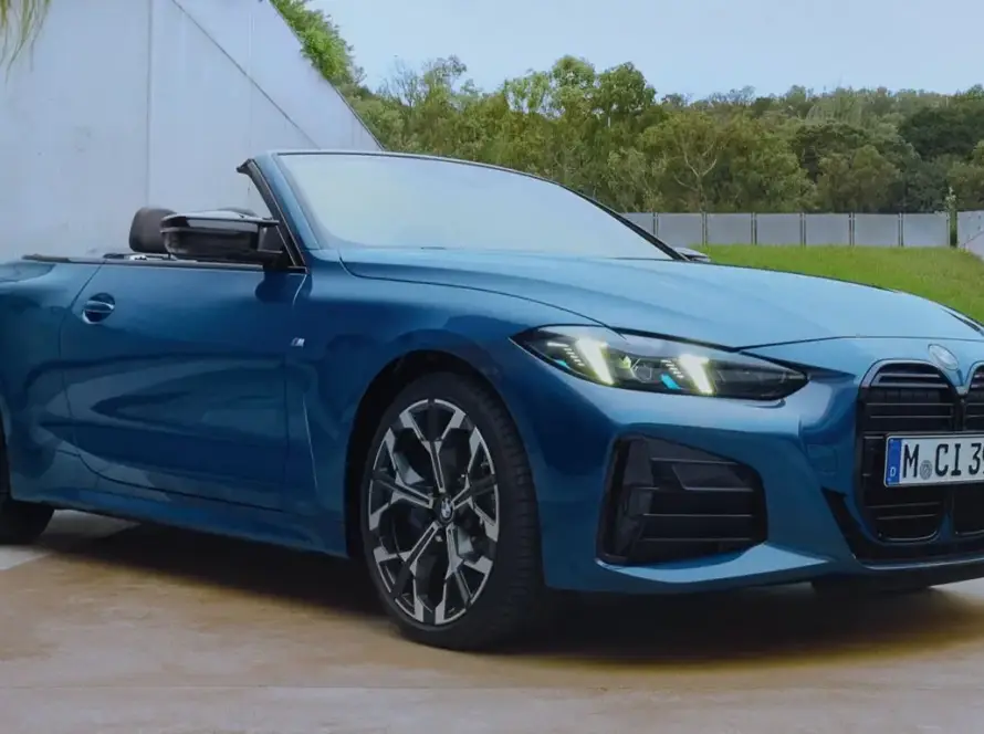 BMW M440i Convertible azul descapotado, con llantas de 19 pulgadas y parrilla de riñón en primer plano