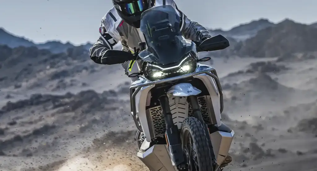 Vista frontal de la CFMOTO 1000MT-X, la nueva estrella todoterreno con 113 CV, precio de Voge y espíritu de Dakar