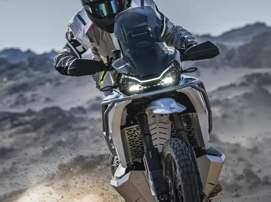 Vista frontal de la CFMOTO 1000MT-X, la nueva estrella todoterreno con 113 CV, precio de Voge y espíritu de Dakar