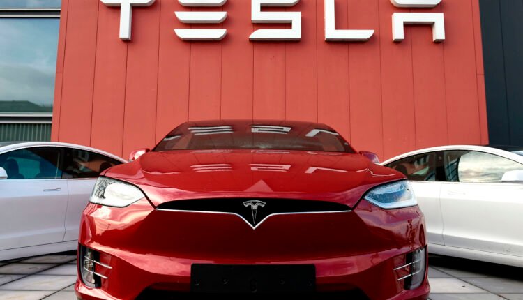 Gráfico ascendente de ventas de vehículos Tesla en Colombia mostrando un crecimiento exponencial en pocos meses, con modelos eléctricos destacando en el fondo.