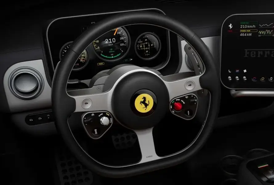 Vista general del interior del Ferrari Luce, vehículo eléctrico de la marca italiana con diseño retro y tecnología avanzada