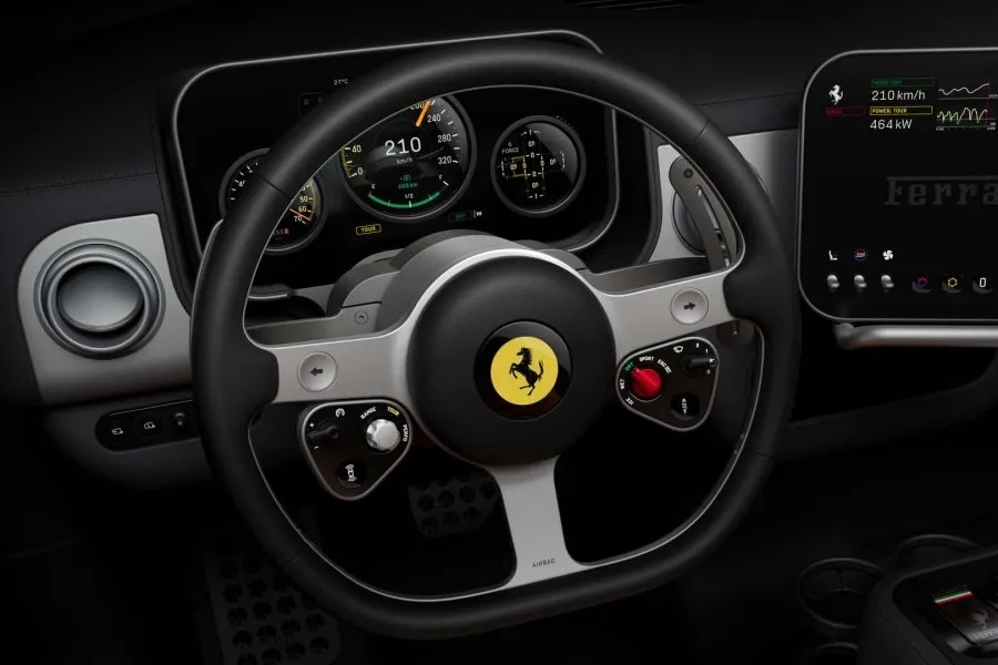 Vista general del interior del Ferrari Luce, vehículo eléctrico de la marca italiana con diseño retro y tecnología avanzada