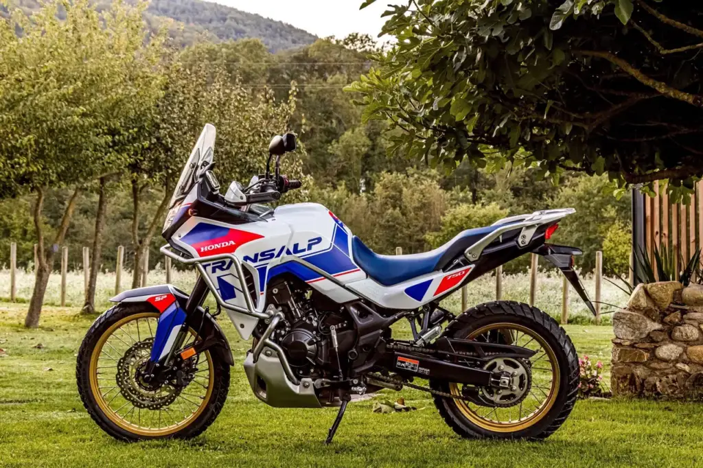 Honda Transalp 2026, moto trail japonesa todoterreno con sistema E-Clutch, modelo más económico que la Voge 900DSX