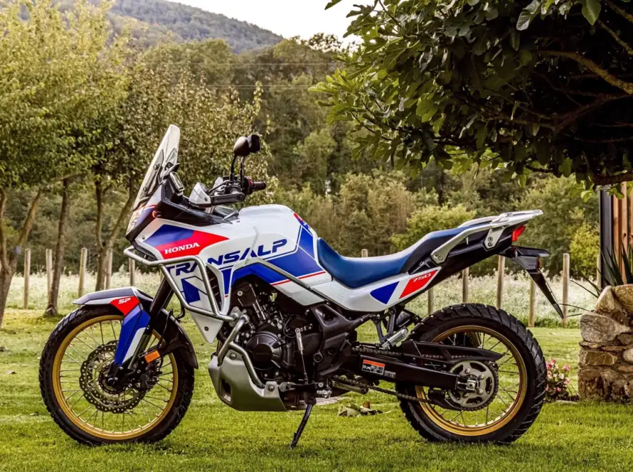 Honda Transalp 2026, moto trail japonesa todoterreno con sistema E-Clutch, modelo más económico que la Voge 900DSX