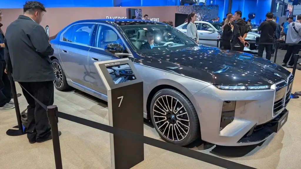 Interior del BMW Serie 7 con diversas opciones de personalización, mostrando materiales como Veganza, piel y detalles en cristal