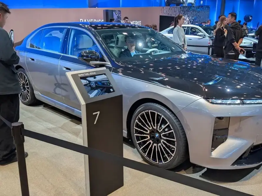 Interior del BMW Serie 7 con diversas opciones de personalización, mostrando materiales como Veganza, piel y detalles en cristal