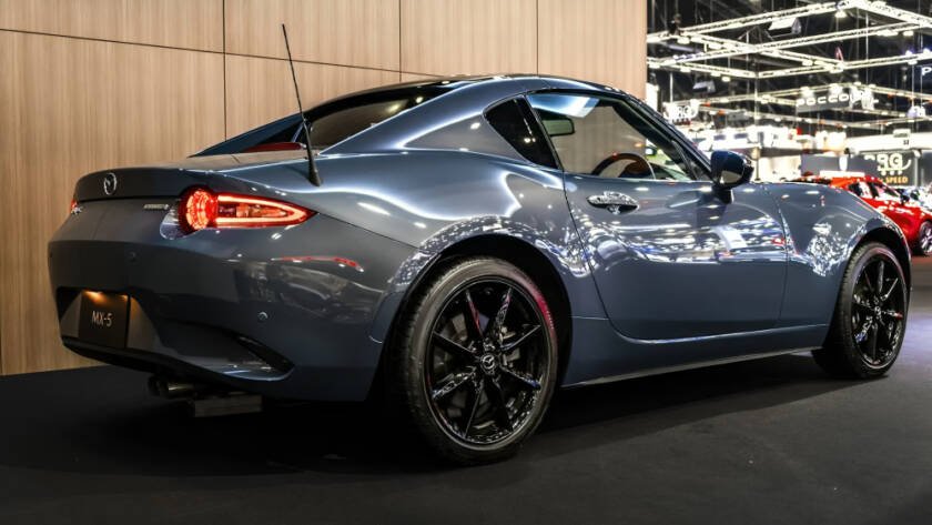 Mazda MX-5 roadster en carretera representando la próxima generación del modelo