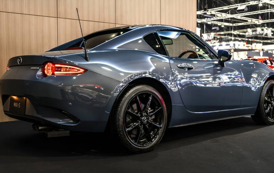 Mazda MX-5 roadster en carretera representando la próxima generación del modelo